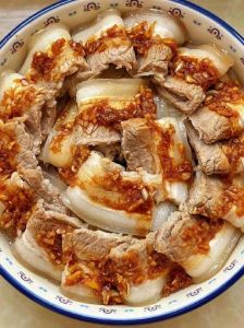 蒸烧白可以把肉放上面吗_五花肉与配料的秘制做法