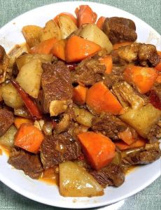 牛肉煲萝卜的做法家常_暖心家常菜，简单营养好味道