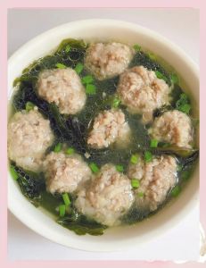肉圆汤里放点什么配菜_肉圆汤弹韧配菜丰富，营养美味色彩佳
