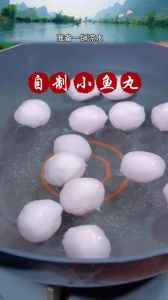 自制鱼丸子的步骤_自制Q弹鱼丸，简单又美味！