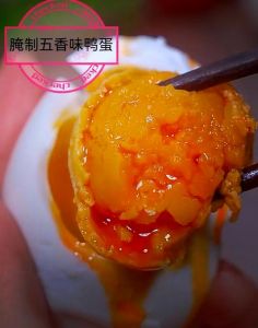 生的咸鸭蛋水开煮几分钟_咸鸭蛋怎么煮才熟？时间方法和判断技巧