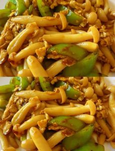 炒白蘑菇要不要焯水_白蘑菇炒肉要不要焯水？直接炒更鲜嫩！