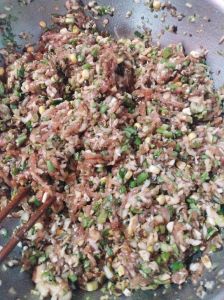香菇做饺子馅要焯水吗_香菇去泥沙泡发技巧，肉馅调教成拉丝状