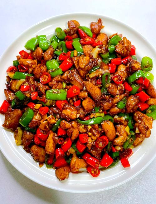 香辣炒鸡腿家常做法_香辣鸡腿炒土豆，美味又下饭！