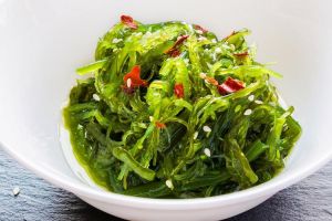裙带菜凉拌要焯水吗_凉拌裙带菜，清爽可口，蒜香醋辣味十足！