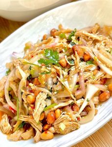 手撕鸡腿肉家常做法_手撕鸡腿肉，家常美味，做法简单！