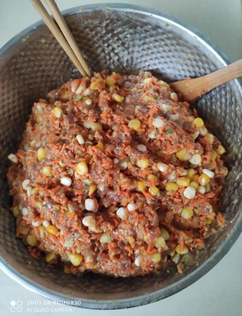 红萝卜猪肉饺子馅做法_五花肉萝卜饺，手擀皮，馅足味美！