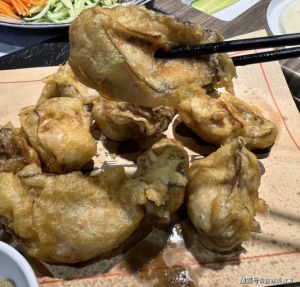 青岛名小吃都有哪些_啤酒配海参，烤鱿锅内香！