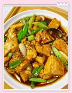 葱烧豆腐家常做法步骤_葱烧豆腐配大虾，家常美味营养