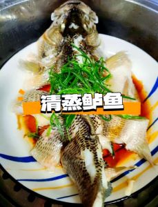 清蒸鲈鱼头的做法和步骤_清蒸鲈鱼头，鲜美鲜嫩，家常美味！