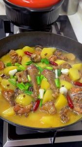 土豆干炖鸡的家常做法_晾晒土豆干炖鸡，营养美味，汤汁浓郁！