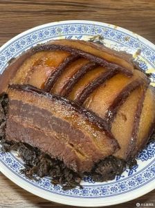 四川蒸烧白的家常做法_四川蒸烧白肥而不腻，虎皮烧白酥软可口，芽菜糯米是灵魂！