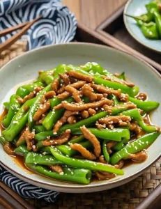 尖椒炒肉属于哪个菜系_尖椒炒肉皮蛋蒜苔炒肉，家常烟火味！