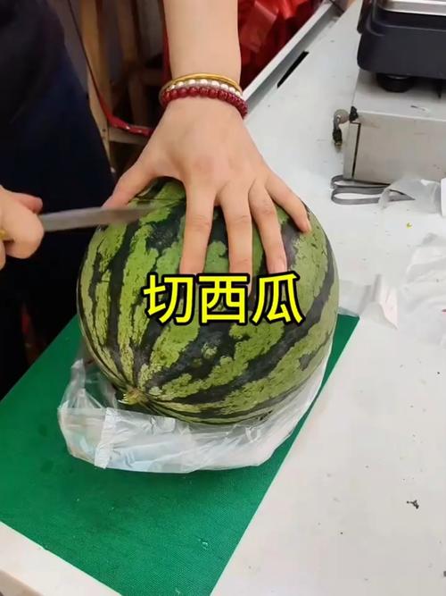 正确切西瓜方法图解_切块锁汁网切省力，皮水做法全知道！