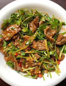 香菜拌酱牛肉做法_香菜拌酱牛肉，嫩滑爽脆家常味