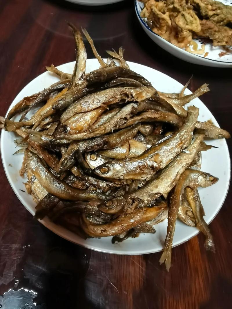 炖小鱼仔的家常做法_小鱼豆腐家常味，烟火气浓香可口