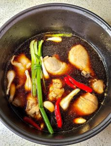 五香卤鸡腿的做法_家常五香卤鸡腿，外酥里嫩做法简单