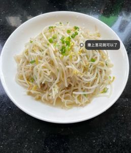 豆芽炒蒜苗的家常做法窍门_去根吸水，分先后下锅，大火快炒淋醋