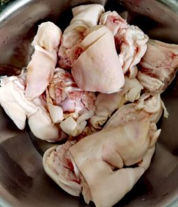 熟猪蹄加热正确方法_蒸猪蹄原味佳，微波快控时，烤箱焦香，炒锅汁浓冷藏三天食，控盐限脂冷藏慢解冻