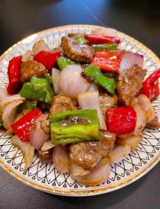 正宗黑椒牛肉的做法_家常黑椒牛肉，鲜嫩入味，中西合璧美味！