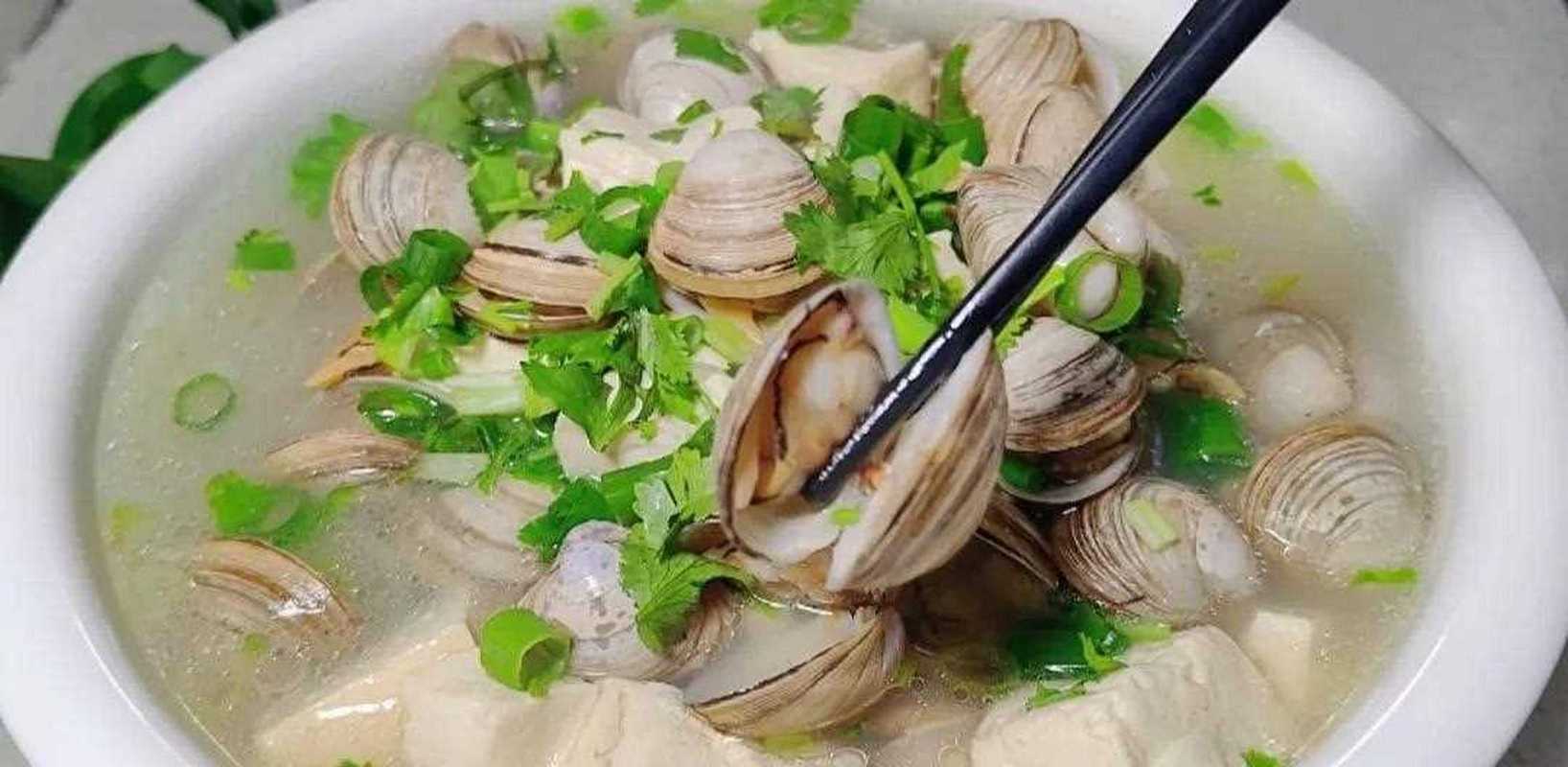 蚶子炖豆腐家常做法_蚶子不用刷，静置吐沙好，加豆腐炖着吃