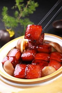 坛子肉炖豆腐家常做法_豆腐浸盐水防碎，五花肉炖豆腐香美
