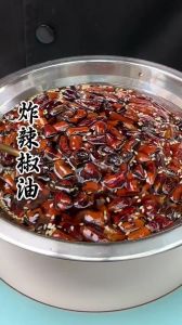 怎样炸辣椒油又香又辣又红窍门_自制辣椒油，香浓过市售！