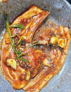 家常煎羊肉最简单做法_煎羊肉加菜焖，葱姜蒜增香