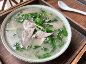 猪肝汤家常做法_家常猪肝汤做法，嫩滑去腥，搭配枸杞菠菜营养好