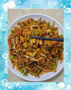 麻辣小鱼干家常做法_风干鱼干油炸爆炒做法，麻辣鲜香家常菜