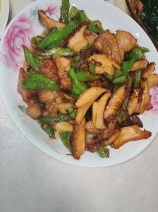 鲍鱼五花肉的做法_盐擦鲍鱼去腻，料酒炒肉香，炖煮鲜美好滋味