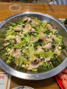 炝锅鱼的正宗做法_炝锅鱼香辣酥嫩，在家轻松做美味！
