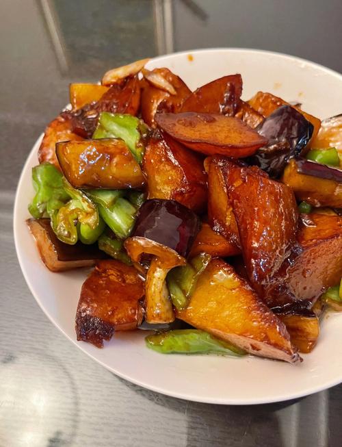 以前地三鲜荤菜原始做法_东北地三鲜，土豆茄子尖椒香