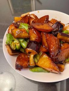 以前地三鲜荤菜原始做法_东北地三鲜，土豆茄子尖椒香
