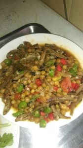 小鱼酱炖黄豆的做法_东北黄豆酱煎小鱼，外酥里嫩，咸香下饭