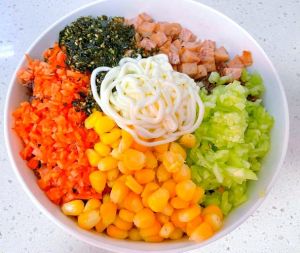 紫菜饭团的做法大全_加少许盐提味，卷饭团防粘，海苔生抽增香，蛋黄黑芝麻点缀，紫菜饭团韩国风味