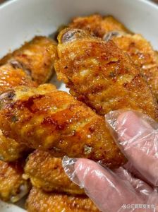 炸鸡翅面包糠做法_吸干水分划刀腌鸡翅，裹双糊油炸外酥里嫩