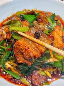 炒五花肉下锅时粘锅_锅温油好肉处理对