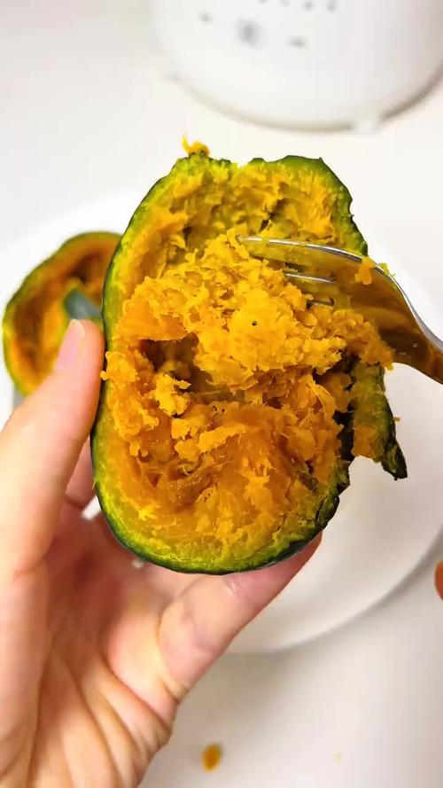 贝贝南瓜微波炉一般蒸几分钟_微波炉蒸贝贝南瓜，快速营养又简单