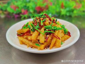 家庭炸土豆条简单做法_选对土豆，泡煮冰镇冷冻，分两次炸外脆里软！