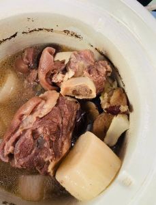 炖羊肉用不用焯水_炖羊肉焯水去腥，营养与原味的抉择