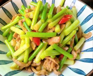蒜心炒肉片的家常做法_蒜薹炒肉，预处理是关键！