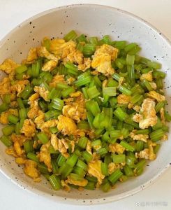 鸡蛋炒芹菜叶子的做法_芹菜叶炒鸡蛋，清香滑嫩，简单营养的家常菜！