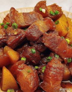 五花肉能直接下锅炒吗_腌或焯水后再炒烧五花肉，更香嫩入味