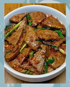 猪肝的正宗做法_淘米水泡猪肝，大火快炒超鲜美
