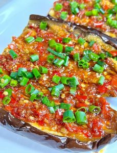 烧茄子简单详细做法_家常烧茄子，外酥里嫩，女儿的最爱！
