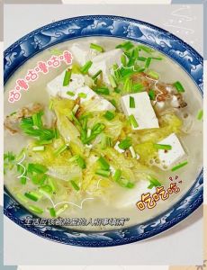 鸭架汤炖白菜的家常做法_烤鸭架汤炖白菜，奶白鲜美