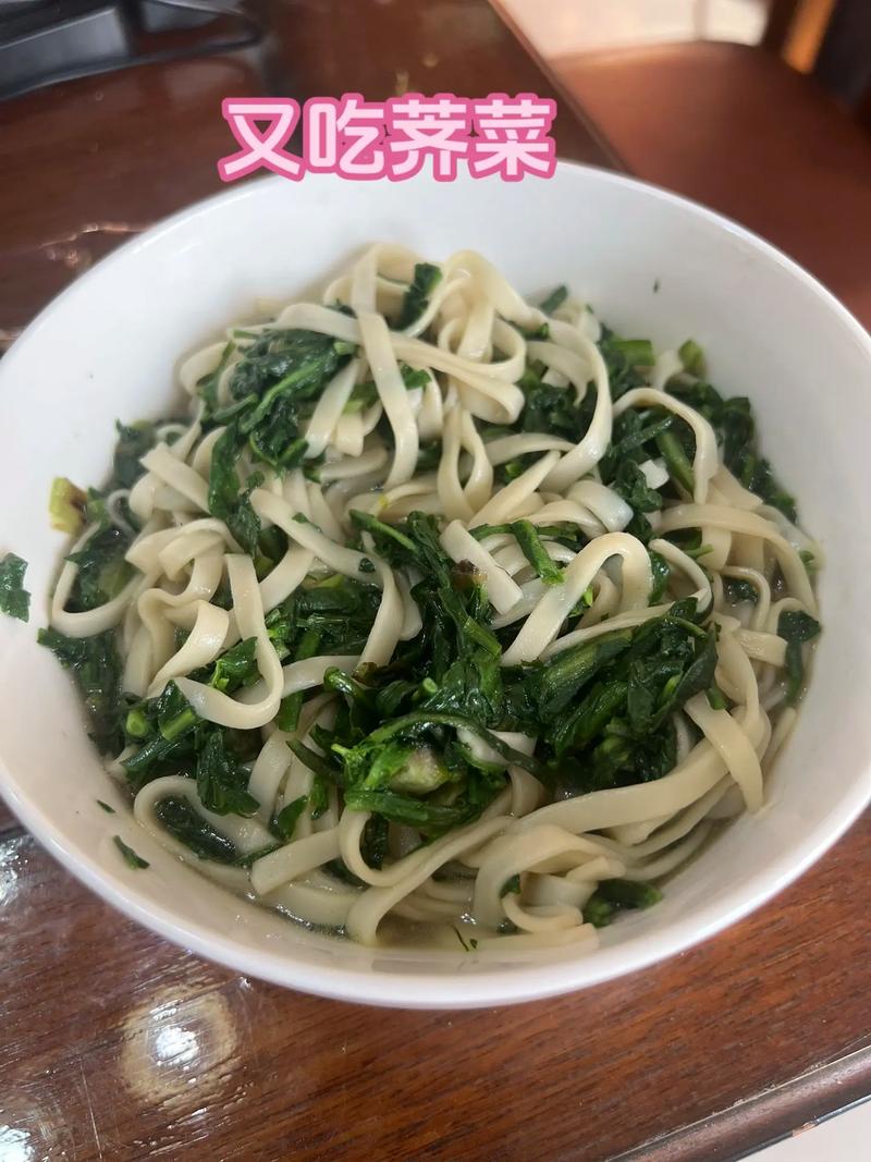 荠菜下面条正确方法_荠菜挂面要焯水，做面食鲜美又营养