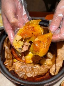 叫花鸡和窑鸡有什么区别_苏菜客家风味烤鸡大比拼
