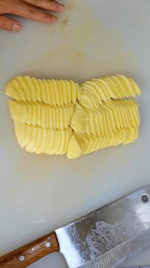 土豆片的切法图解_切土豆不滚动？先切一小平面！